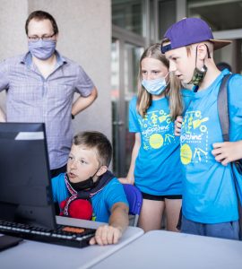 Testovanie počítačovej hry Mobilodronom po Slovensku počas odovzdávania vynálezu na pôde UNIZA