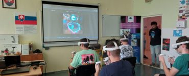 Žiaci na hodine testovali virtuálnu realitu.