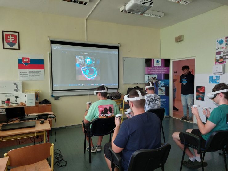 Žiaci na hodine testovali virtuálnu realitu.